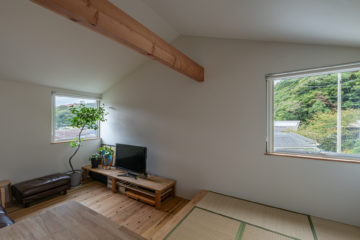 玄関ホールの吹き抜けを介し 会話する大人５人の家