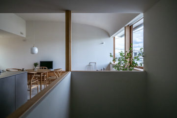 1階音楽室と2階の広々リビングを階段ホールが緩やかに分ける家